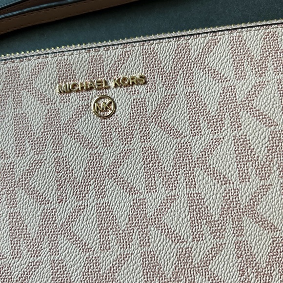 NWT MICHAEL KORS CHARM LARGE ZIP CLUTCH WRISTLET - Picture 4 of 7